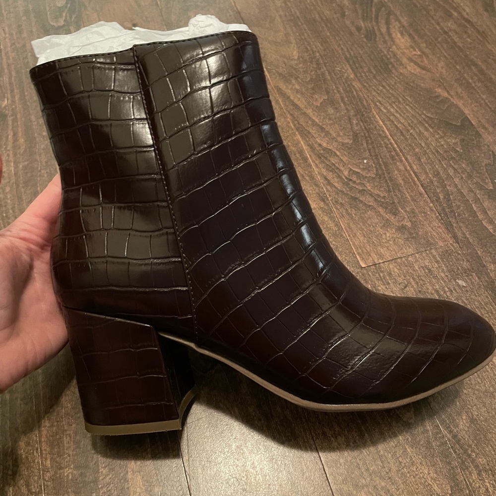 SO Rayven Stretch Brown Croc Ankle Boot Size 9.5 NIB New - Picture 5 of 11
